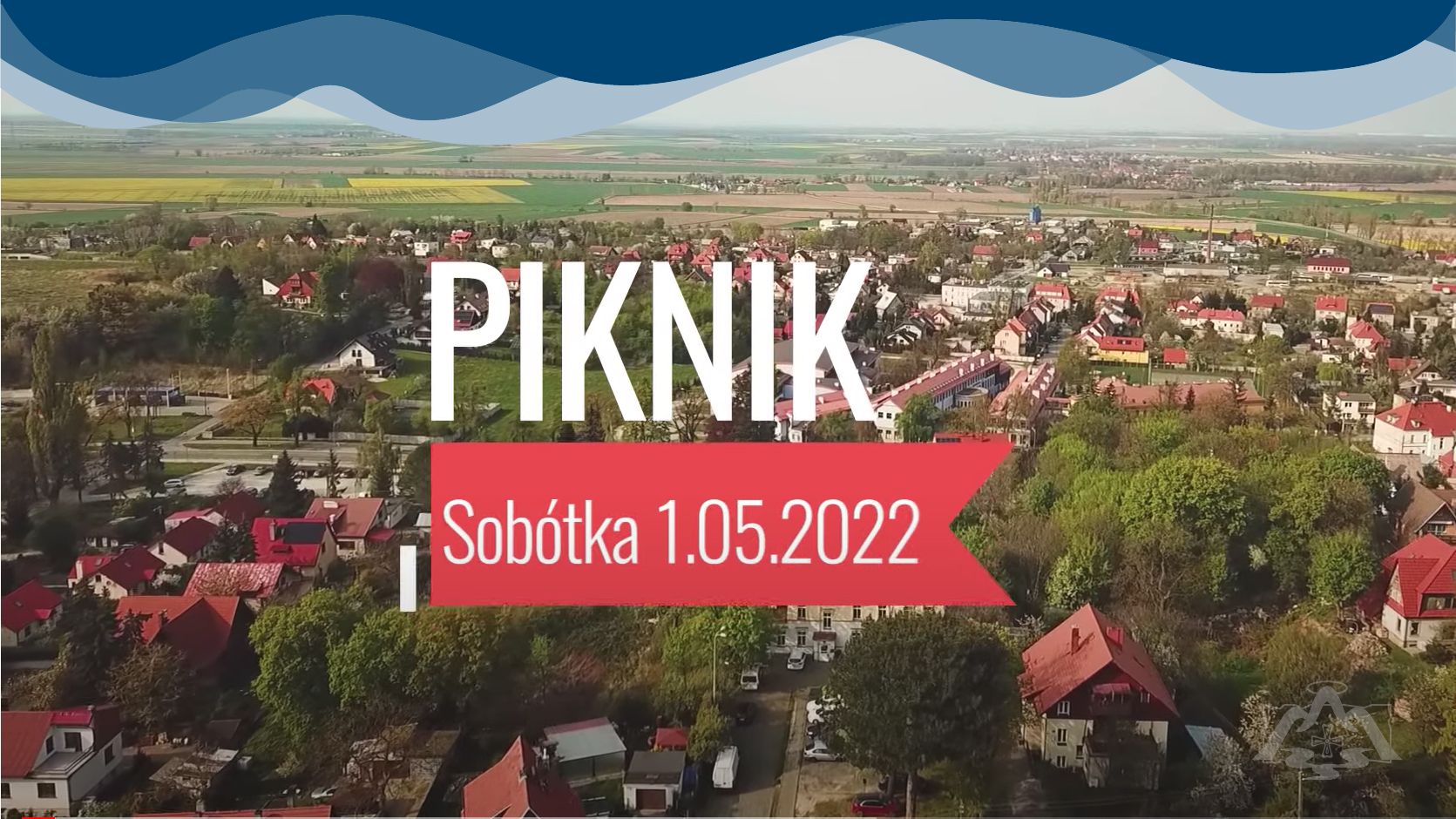 Widok z lotu ptaka na małe miasteczko z drzewami i domami. Napis PIKNIK Sobótka 1.05.2022 z niebieską ozdobną ramką u góry.