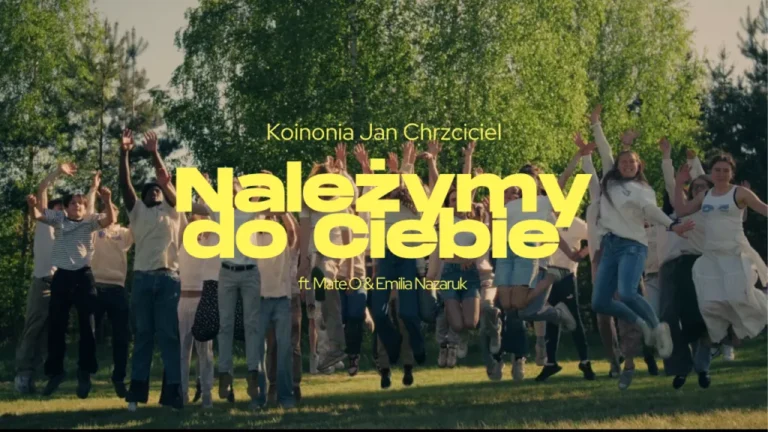 Okładka do teledysku Należymy do Ciebie, tytuł na tle grupy młodych ludzi.