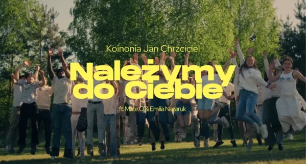 Okładka do teledysku Należymy do Ciebie, tytuł na tle grupy młodych ludzi.